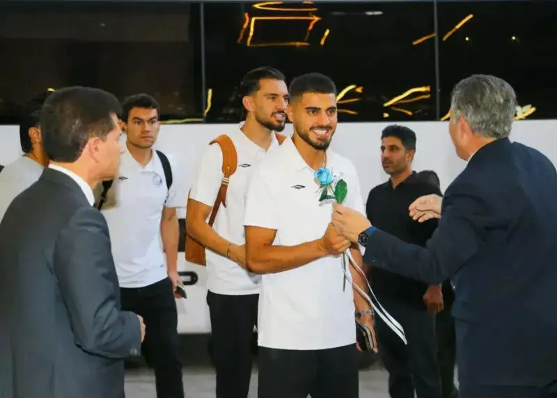 ورود کاروان استقلال به اصفهان با استقبال گسترده هواداران