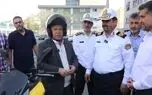 علی پروین در کنار پلیسهای راهنمایی و رانندگی برای ترویج فرهنگ ترافیک حضور یافت